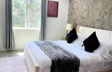 Stylish Retreat - Close to Downtown - Open Layout - Foto 16