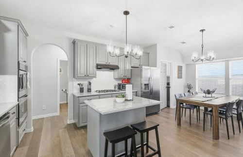 Luxury Backyard Pool & Patio Oasis 4-BD - Foto 16