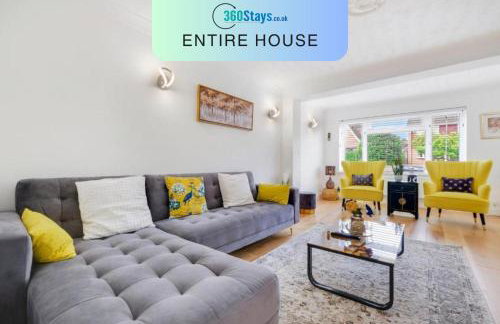 Luxury 5 BDR 2 BA House with Parking in Sandhurst By 360Stays - Photo 1