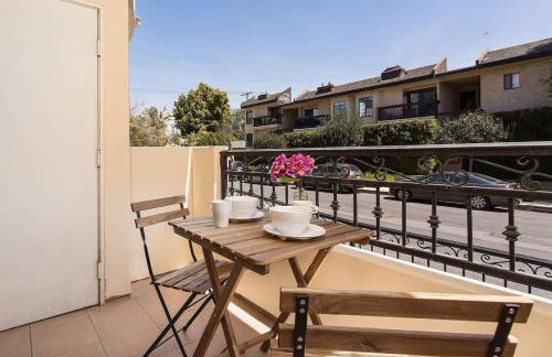 Stylish Home Prime Location with Fireplace & Patio - Foto 6