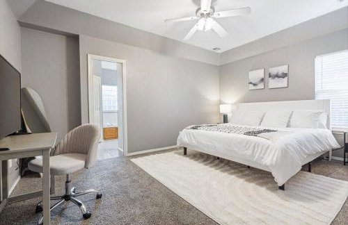 Spacious 6 bed Bentonville House, Sleeps 12, Smart TVs, Wi-Fi - Foto 12