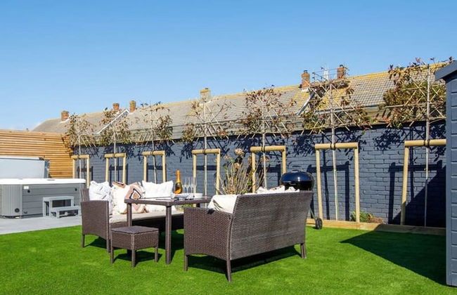 Designer Family Escape Hot Tub Steps to Beach - Photo 7