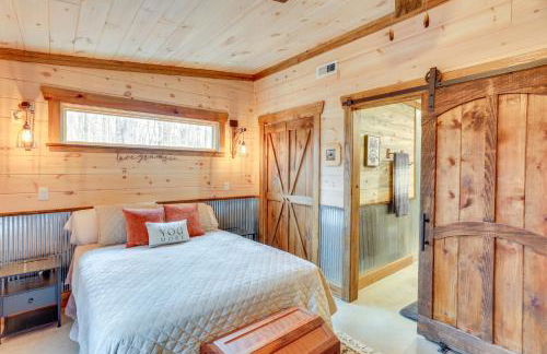 Peaceful Hikers Hideaway with Deck on 1 Acre! - Foto 14