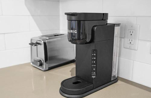 Bright and Airy 2 Bed on Biscayne Blvd with Free Park - Foto 8