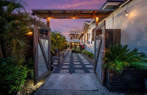 Outdoor Deck Fully Equipped Remodeled Bath - Photo 8