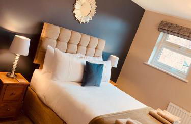 2 bedroom house walking distance to city centre WITH FREE PARKING - Photo 1