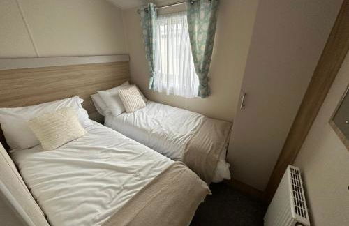 Your Seaside Escape at St Osyth Modern caravan with decking and wifi and parking Nr to Clacton on Sea - Foto 17