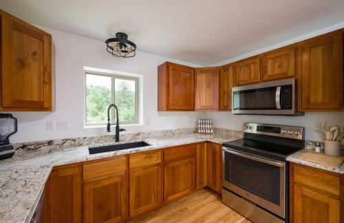 Hot Tub + Views | Cozy Retreat - Foto 46