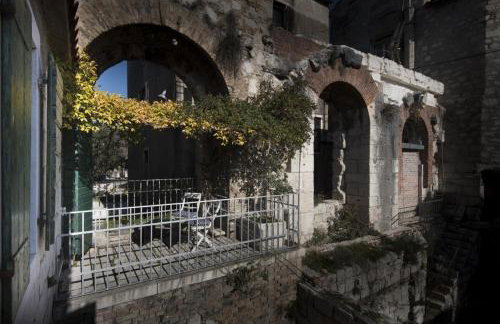 La Divine- captured by history inside Palace loft - Photo 13