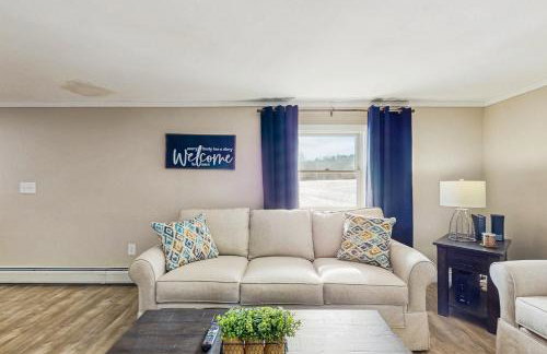 Close to Lake George! Couples Retreat with Pool - Foto 16