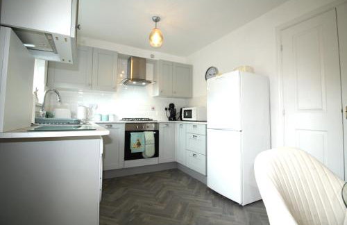 2 Bedroom House - Beautifully Decorated & Furnished - Parking - Large Garden - Foto 4