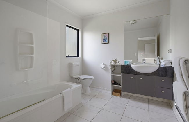 Spacious Family Home -Fully Fenced Yard - Foto 32