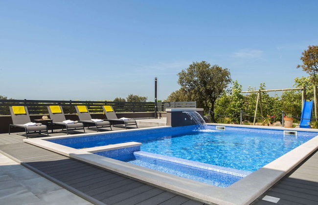 Villa with Swimming Pool, Outdoor Kitchen, Sauna, Hot Tub, Play Area, Sea View - Foto 2