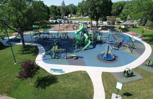 Roomy Central Hub, Games, Fire Pit & Downtown Fun - Foto 57