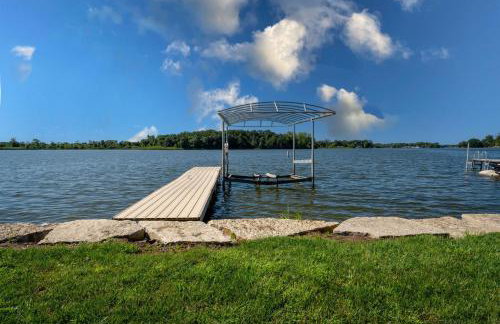 3Bed 2Bath Luxury Lake House on Myers Bay Private Pier Beach Firepit and Deck - Foto 12
