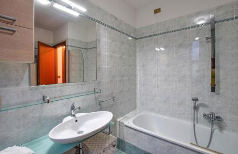 2 Bedroom Awesome Apartment In Sacile - Foto 26