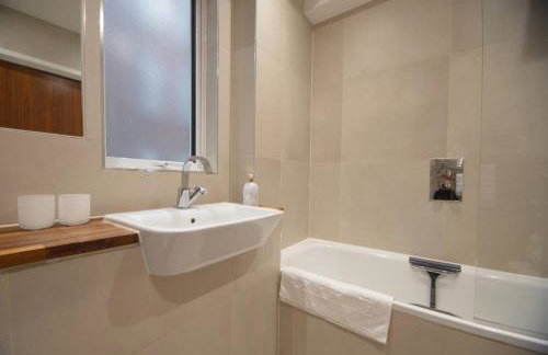 Westminster 1 bed apt with terrace and Air-Con - Photo 11