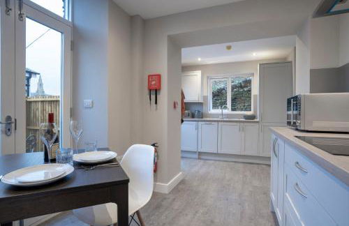 The Hideaway with Cosy Fireplace by LetMeStay - Foto 6