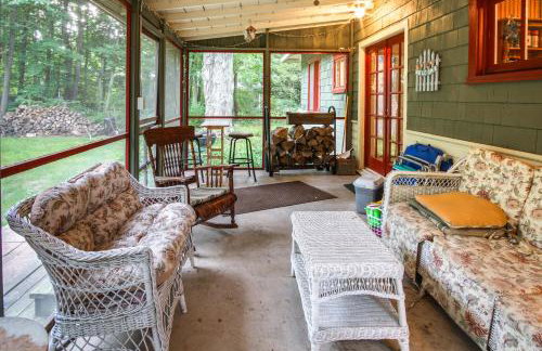 Harbert Cottage with Fire Pit Half Mile to Beach! - Foto 18