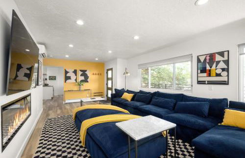 Relaxed Hillside Retreat with Hot Tub and Skyline Views - Foto 14