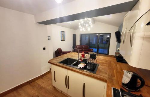 Modern 3-Bed Family Haven wFree Parking - Foto 5