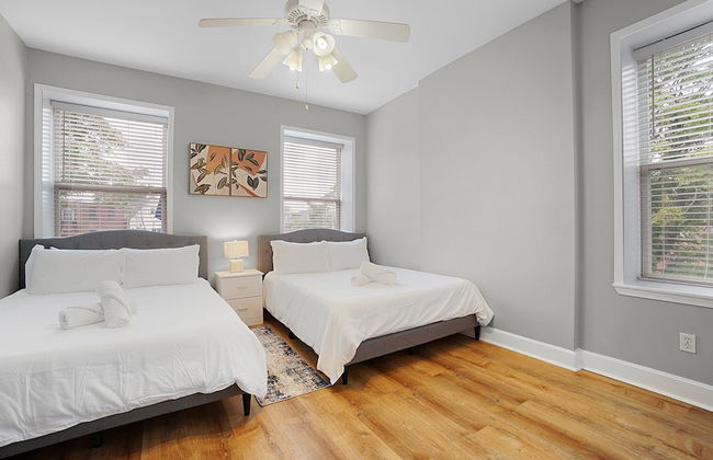 Spacious 3-Bedroom with King Bed - Photo 4