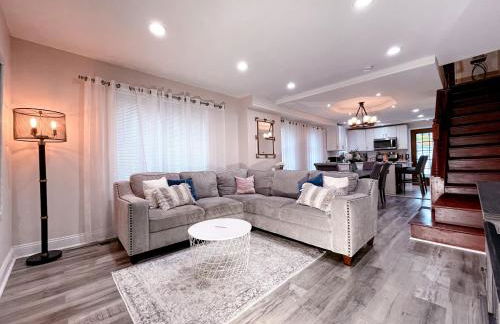 Cheerful & Modern Home w/ a Walkout Deck Area - Foto 1