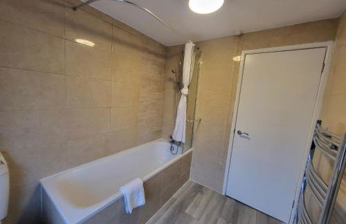 Central 5BR Retreat - Walk to Tube, Explore London - Photo 6