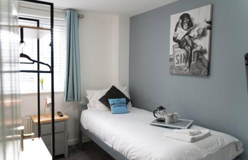 2 Bed Apt with free parking on driveway and free Wi-Fi - Photo 6