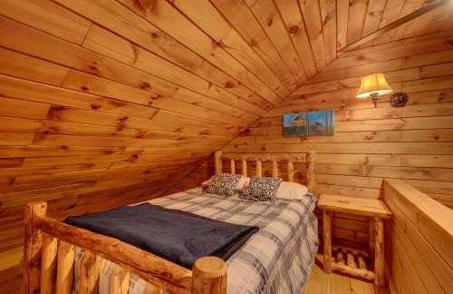 Secluded 2BR Cabin w Hot Tub, Pond, Trails, WiFi - Foto 11