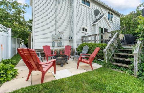 Walk to the Beach! - Free Parking - Fire Pit - Photo 14