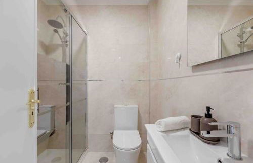 Lovely 3-bedroom condo w/ free parking on premises - Foto 26