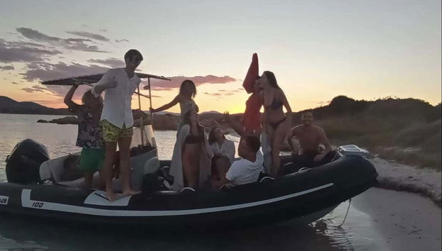 Durante el paseo en barca al atardecer