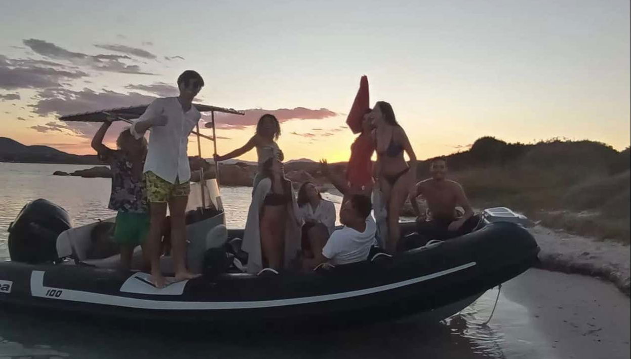 Pendant la balade en bateau au coucher du soleil