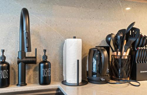 Downtown Condo with Den and Pool Access - Foto 22