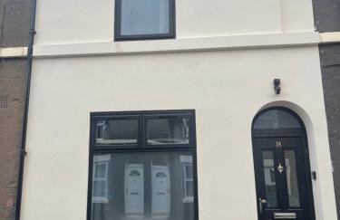 RYAN AIR I BNB - Huge 4 Bedroom House with Free Parking - Foto 38