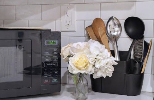 Cozy 2B1B Guest House with Private Entrance and Parking - Foto 30