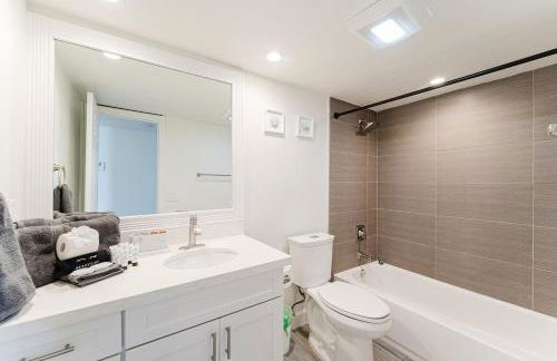 Modern Two Bedroom Suite with 2 King Beds Pool and Steps from the Beach - Foto 25