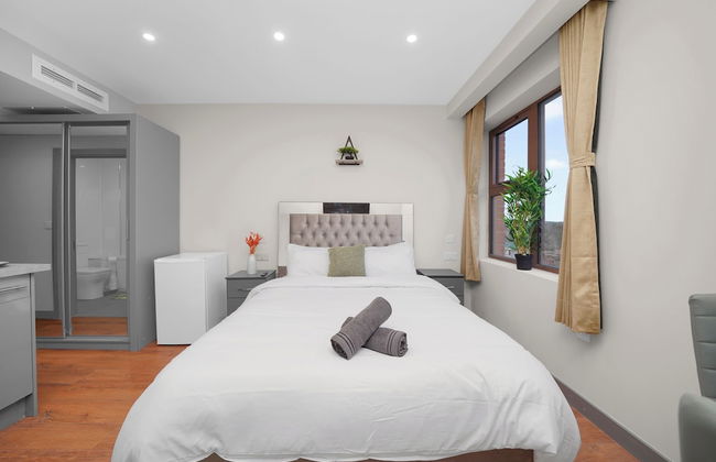 London City Apartment in Ilford - Photo 4