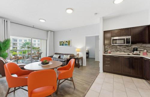 Orlando Getaway with Pool View Balcony - Foto 17