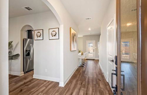 Crew-Ready Stay Private BRs w TVs Parking - Photo 11