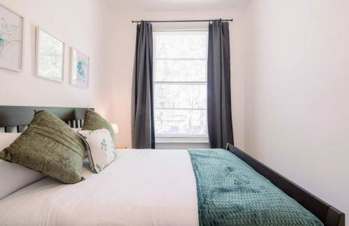 Bright, Spacious 2-bed, 5 mins from Tube, Sleeps 4 - Pass the Keys - Foto 27