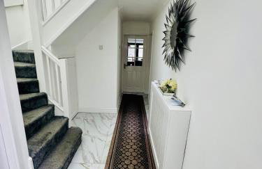 Luxury 5BR Stay With City Access - Photo 56