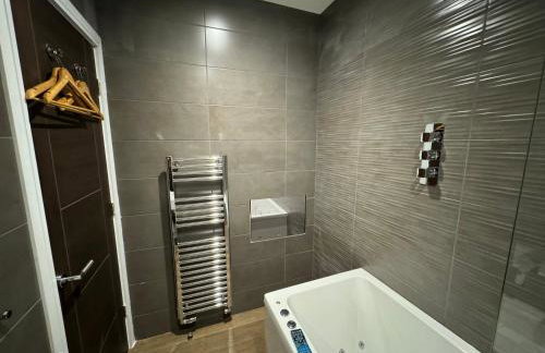 Southgate Luxury Apartments-Jaquzzi Bath-Private Parking- suitable for contractors - Foto 78