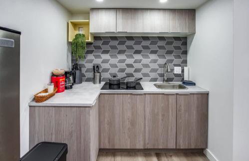 Newly remodeled bright studio - Photo 20
