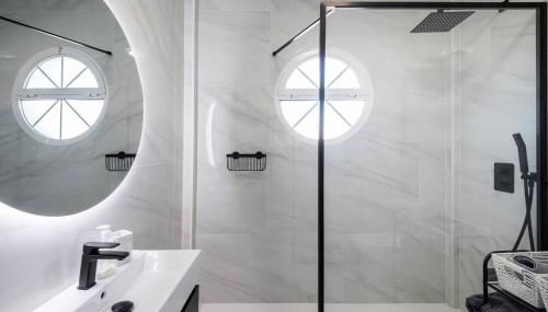 Luxury Villa - Large Private Pool - Cabo Roig Strip - Foto 4, Shower