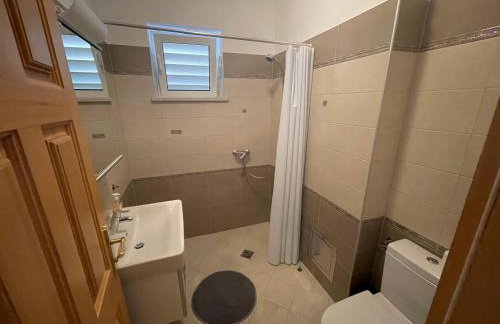 Luxury Seaside Villa with a classic Mediterranean Olive Garden, a fully equipped Professional Kitchen, Pool, Sauna, Padle Boards and Canoe - Miolin Beach House - Photo 51