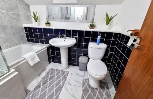 *F1*5GH* Setup for your most relaxed & amazing stay + Free Parking + Free Fast WiFi * - Foto 9