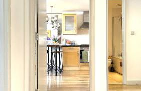 Central Apartment with 75inch TV Netflix - Photo 16