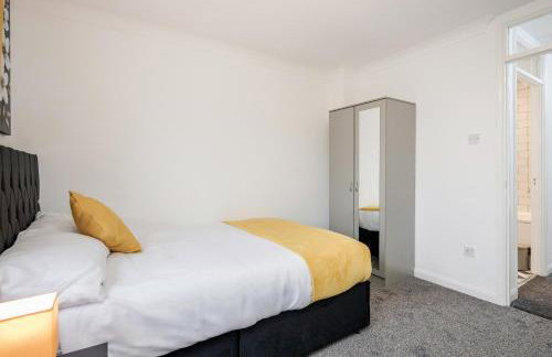 Lovely House in Dagenham / Barking with free parking, WiFi & Garden - Foto 30